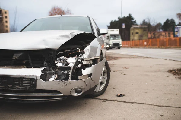 şehrin sokak üzerinde kaza araba.
