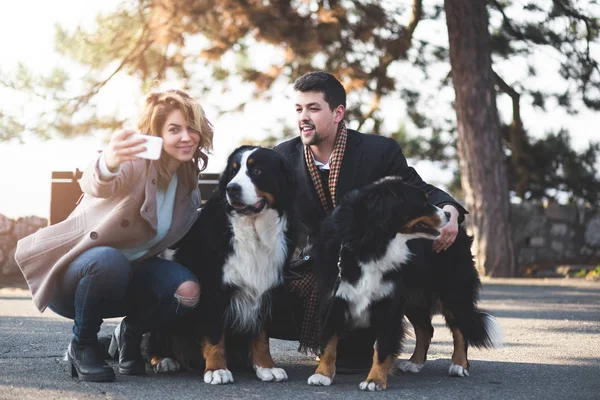 부부는 그들의 스러운 강아지와 — 스톡 사진