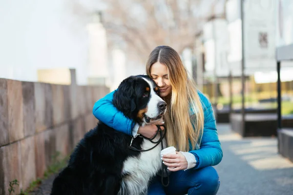 Piękna Blond Młoda Kobieta Korzystających Jej Adorable Berneński Pies Pasterski — Zdjęcie stockowe