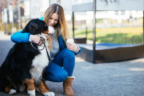 Piękna Blond Młoda Kobieta Korzystających Jej Adorable Berneński Pies Pasterski — Zdjęcie stockowe