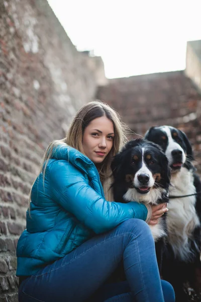 Piękna Blond Młoda Kobieta Siedzi Schodach Korzystających Jej Adorable Psów — Zdjęcie stockowe