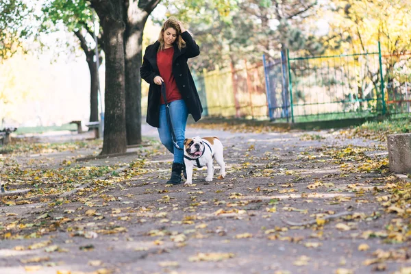 Mujer Bonita Disfrutando Parque Con Adorable Bulldog Inglés Tiempo Otoño —  Fotos de Stock