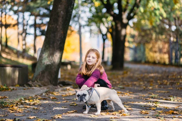 Vacker Ung Rödhårig Flicka Med Fransk Bulldog Parken — Stockfoto