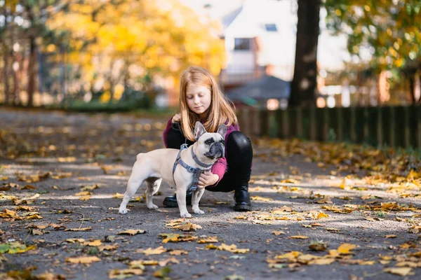 Vacker Ung Rödhårig Flicka Med Fransk Bulldog Parken — Stockfoto