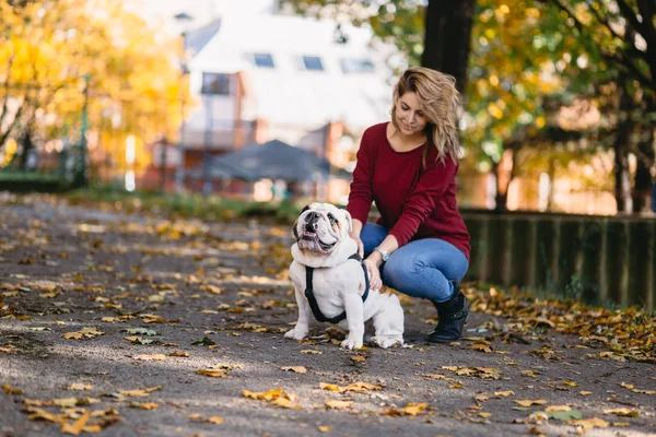 Ładna Kobieta Korzystających Parku Jej Adorable Buldog Angielski Czas Jesieni — Zdjęcie stockowe