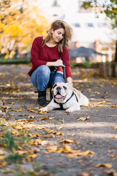 Mulher Bonita Desfrutando Parque Com Seu Adorável Bulldog Inglês Hora — Fotografia de Stock