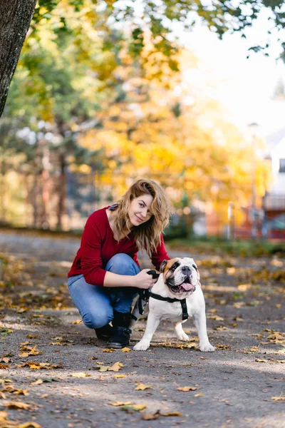 Jolie Femme Jouissant Dans Parc Avec Son Adorable Bulldog Anglais — Photo