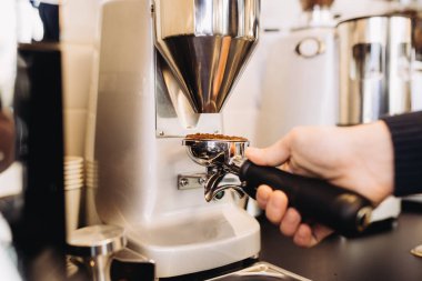 Kahve kahve makinesi ile adam