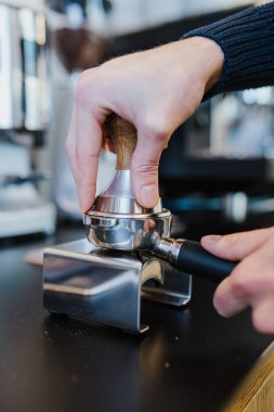 Kahve kahve makinesi ile adam