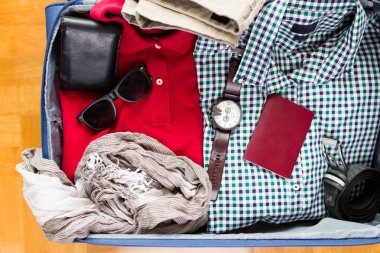 Seyahat çanta pasaport, giyim ve aksesuarları ile açın. Seyahat ve tatil kavramı.