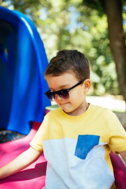 Parkta oynayan sevimli küçük çocuk..