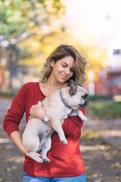 Ładna Kobieta Korzystających Parku Jej Adorable Buldog Angielski Czas Jesieni — Zdjęcie stockowe