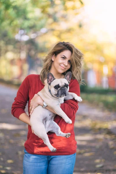 Mujer Bonita Disfrutando Parque Con Adorable Bulldog Inglés Tiempo Otoño —  Fotos de Stock