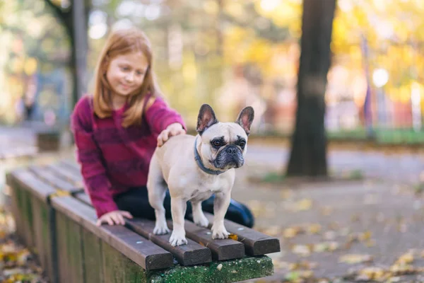 Gyönyörű Fiatal Vöröshajú Lány Parkban Francia Bulldog — Stock Fotó