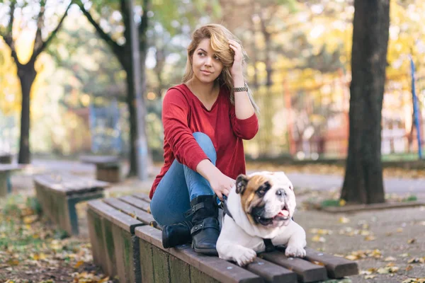 Ładna Kobieta Korzystających Parku Jej Adorable Buldog Angielski Czas Jesieni — Zdjęcie stockowe