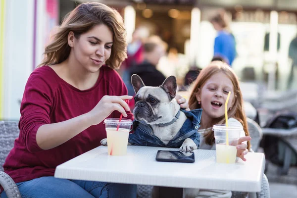 Mãe Filha Desfrutando Com Seu Bulldog Francês Cafetaria — Fotografia de Stock