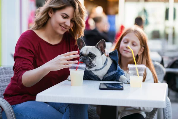 Mãe Filha Desfrutando Com Seu Bulldog Francês Cafetaria — Fotografia de Stock