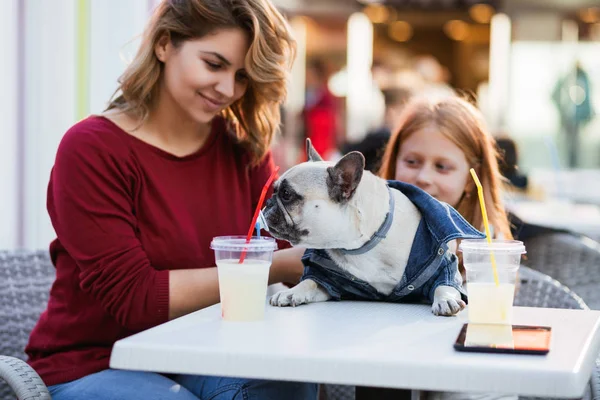 Mãe Filha Desfrutando Com Seu Bulldog Francês Cafetaria — Fotografia de Stock