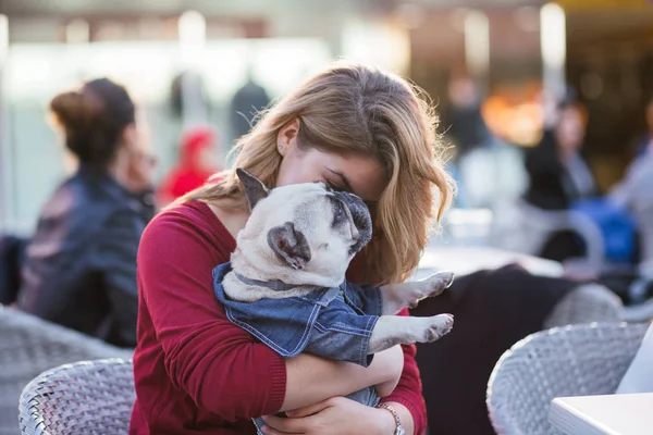 Vacker Kvinna Med Bedårande Fawn Fransk Bulldog Hennes Knä Cafeterian — Stockfoto