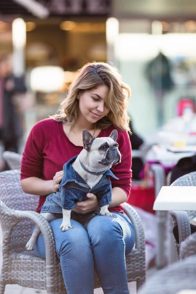 Mooie Vrouw Houdt Van Schattige Fawn Franse Bulldog Haar Schoot — Stockfoto