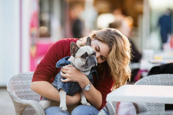 Mulher Bonita Segurando Adorável Fawn Bulldog Francês Seu Colo Cafetaria — Fotografia de Stock