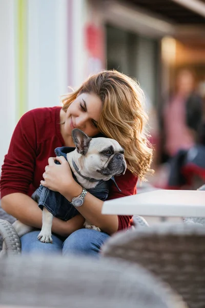 Vacker Kvinna Med Bedårande Fawn Fransk Bulldog Hennes Knä Cafeterian — Stockfoto