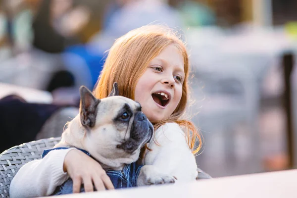 Hermosa Joven Pelirroja Sosteniendo Adorable Fawn Bulldog Francés — Foto de Stock