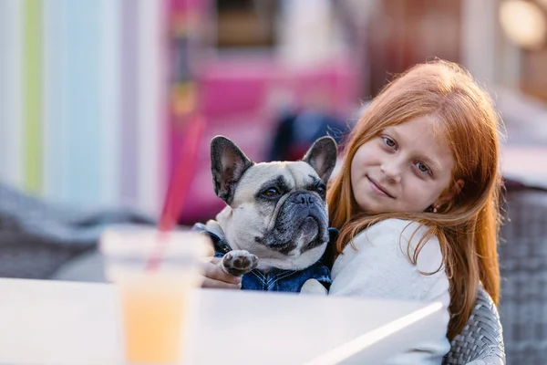 Gyönyörű Fiatal Vöröshajú Lány Gazdaság Imádnivaló Sárgásbarna Francia Bulldog — Stock Fotó