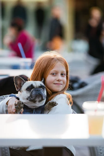 Gyönyörű Fiatal Vöröshajú Lány Gazdaság Imádnivaló Sárgásbarna Francia Bulldog — Stock Fotó