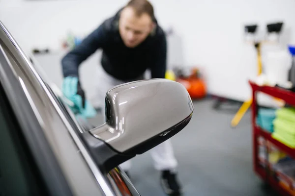 Mann Reinigt Auto Auto Detaillierung Oder Valeting Konzept — Stockfoto