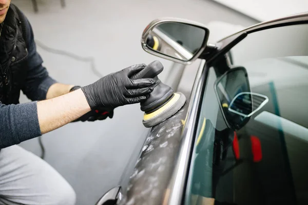 Detalhes Carro Trabalhador Com Polidor Orbital Oficina Reparação Automóveis — Fotografia de Stock