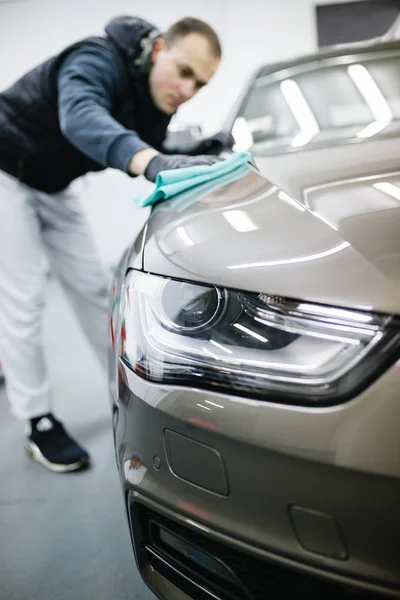 Homem Limpeza Carro Carro Detalhando Valeting Conceito — Fotografia de Stock