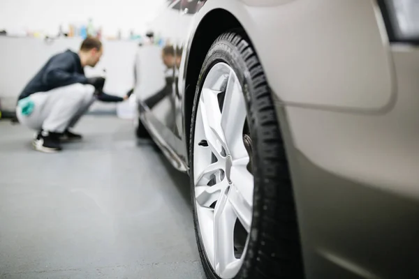 Homem Limpeza Carro Carro Detalhando Valeting Conceito — Fotografia de Stock