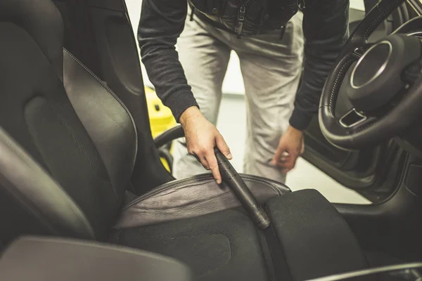 Homem Limpeza Carro Interior Carro Detalhando Valeting Conceito — Fotografia de Stock