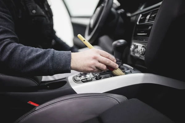 adam araba iç temizlik, araba ayrıntılı (veya valeting) kavramı.