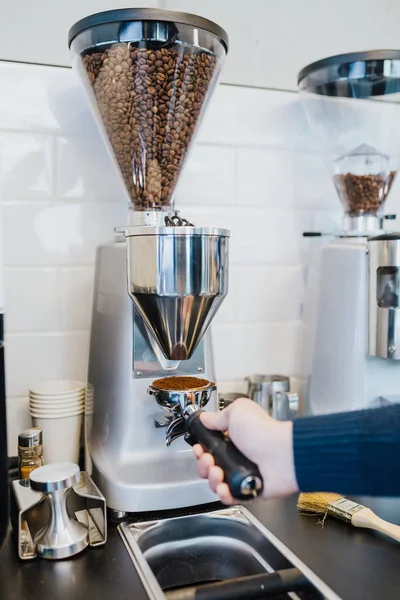 Kahve kahve makinesi ile adam