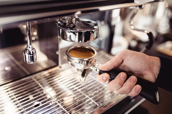 Kahve kahve makinesi ile adam