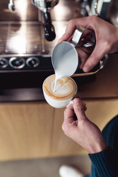 Hombre Haciendo Café Con Máquina Café — Foto de Stock