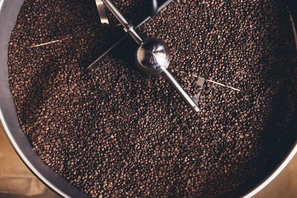 现代咖啡烘焙机中的烤芳香咖啡豆 — 图库照片