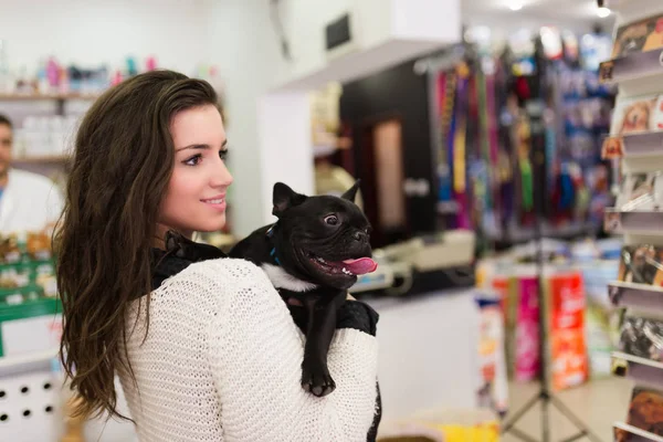 Brunette Vrouw Met Haar Franse Bulldog Puppy Dierenwinkel — Stockfoto