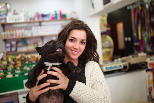 Morena Mujer Con Bulldog Francés Cachorro Tienda Mascotas —  Fotos de Stock