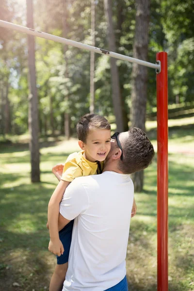 Ojciec Prowadzenie Przytulanie Jego Ładny Synka Parku — Zdjęcie stockowe