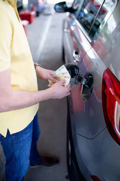 ガソリンスタンドでガソリン車にガソリンを充填する男 — ストック写真