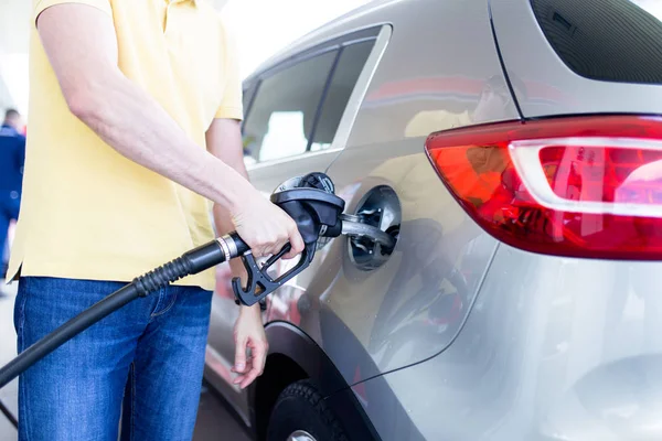 ガソリンスタンドでガソリン車にガソリンを充填する男 — ストック写真