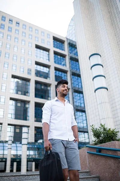 Jovem Afro Americano Bonito Sentado Frente Enorme Edifício Negócios Moderno — Fotografia de Stock