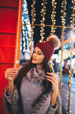 Noel ve yeni yıl gece bir şehir sokak güzel genç esmer kadının. 