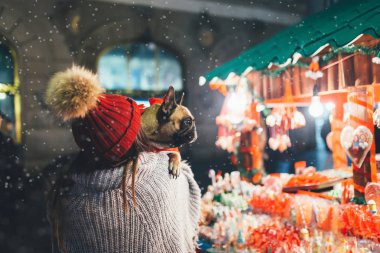 Onun sevimli Fransız buldozer yanındaki sokakta satış şekerler ile duran güzel esmer kadın. 