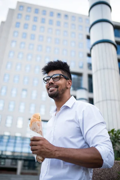 Ung Snygg Afro Amerikan Mannen Med Glasögon Står Gatan Och — Stockfoto