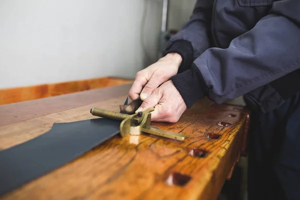 Close Shot Worker Hands Leather Belt Making Process Selective Focus — Stock Photo, Image