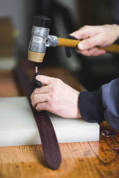 Primer Plano Las Manos Del Trabajador Proceso Fabricación Del Cinturón — Foto de Stock